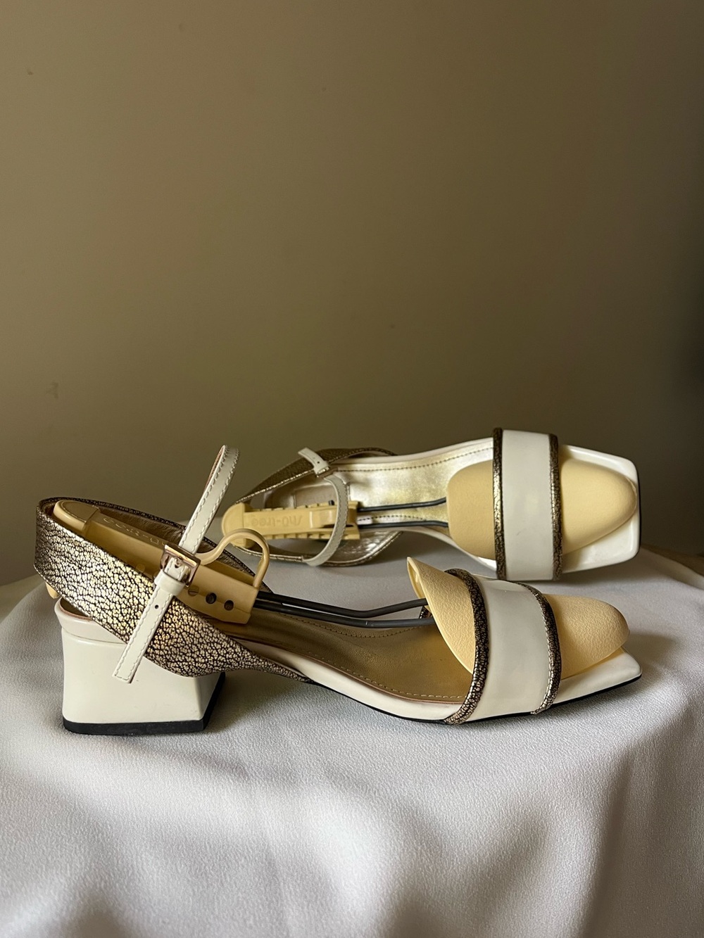 Suzanne Rae Gold Crackle Metallic + Ivory Block Heel Sandals Sz 39